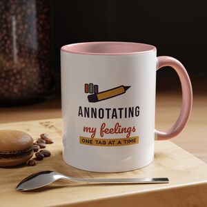 Taza "Anotando mis sentimientos", taza de café para amantes de los libros, regalo literario para lectores, taza para ratones de biblioteca. imagen 18