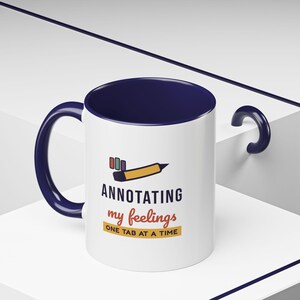 Taza "Anotando mis sentimientos", taza de café para amantes de los libros, regalo literario para lectores, taza para ratones de biblioteca. imagen 13