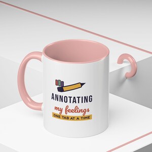 Taza "Anotando mis sentimientos", taza de café para amantes de los libros, regalo literario para lectores, taza para ratones de biblioteca. imagen 19