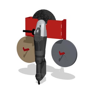 Puede incluir: Un soporte de pared de metal rojo que sostiene una amoladora angular negra y plateada en el centro, con un disco negro en la parte superior y dos discos circulares adicionales en color canela y gris colgados en ganchos rojos.