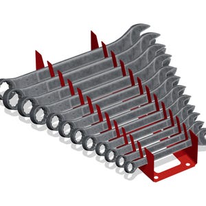 Puede incluir: Un juego de diez llaves combinadas de metal gris dispuestas en orden descendente de tamaño, sostenidas en un soporte de almacenamiento de metal rojo. Cada llave presenta una cabeza abierta y un extremo de anillo cerrado, organizadas verticalmente.