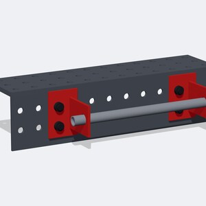 Puede incluir: Un soporte metálico en forma de L de color gris oscuro con una serie de perforaciones circulares en su superficie. Dos placas rectangulares de color rojo brillante están atornilladas al frente, sosteniendo una barra metálica gris.
