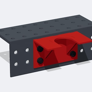 Puede incluir: Un soporte metálico en forma de L de color gris oscuro con una rejilla de perforaciones circulares. Un componente de montaje rojo brillante en forma de U está fijado a la cara frontal con cuatro pernos negros, formando un conjunto.