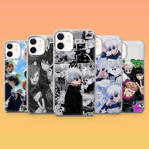 Könnte beinhalten: Fünf transparente Handyhüllen mit verschiedenen Anime-Charakter-Illustrationen. Die Designs umfassen eine blaue Himmelsszene, eine Schwarz-Weiß-Collage, eine blau getönte Collage und eine farbenfrohe Gruppen-Grafik mit Textelementen.