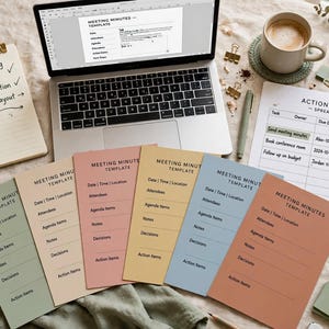 Könnte beinhalten: Eine Sammlung von sechs farbigen Protokollvorlagen in Salbei, Beige, Rosa, Gelb, Blau und Terrakotta, die fächerförmig angeordnet sind. Ein Laptop zeigt eine digitale Vorlage, während daneben eine gedruckte Aufgabenliste liegt.