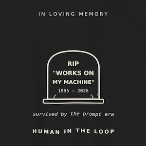 Puede incluir: Una camiseta gráfica negra con una ilustración de lápida blanca con el texto RIP "WORKS ON MY MACHINE" 1995 - 2026. Arriba dice IN LOVING MEMORY y debajo dice survived by the prompt era HUMAN IN THE LOOP.