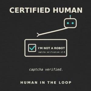 Może przedstawiać: Czarna koszulka z grafiką z napisem CERTIFIED HUMAN na górze i HUMAN IN THE LOOP na dole. Biały rysunek liniowy przedstawia ramię robota zaznaczające pole I'M NOT A ROBOT z napisem captcha verification v2.0.