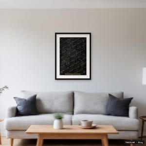 Può includere: Una stampa artistica da parete incorniciata con uno sfondo grigio antracite scuro e schemi tecnici di circuiti stampati in bianco. Il design include una fila di piccole icone rettangolari color oro nella parte centrale inferiore.