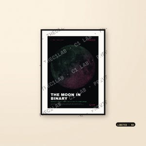 Peut inclure: Une impression d'art rectangulaire encadrée présentant un graphique lunaire circulaire sombre composé de code binaire. Le texte indique THE MOON IN BINARY, Valentine's edition, et inclut une petite icône de croissant de lune sur fond noir.