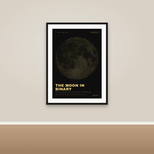 Peut inclure: Une affiche murale encadrée sur fond noir représentant la lune composée de code binaire. Le texte THE MOON IN BINARY est inscrit en grandes lettres jaunes, accompagné d'un texte descriptif plus petit sous le graphique lunaire.