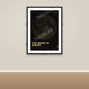 Peut inclure: Une affiche murale rectangulaire encadrée sur fond noir représentant une lune circulaire composée de code binaire. Le texte THE MOON IN BINARY est imprimé en jaune en bas, accompagné de petits détails textuels en blanc.