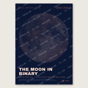 Può includere: Un poster blu scuro con un grafico lunare circolare composto da codice binario. Il testo recita THE MOON IN BINARY, Our first TikTok drop, 1 of 100 ever made, Every digit hides a message, e altri piccoli caratteri.