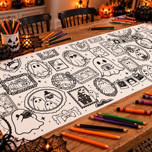Może przedstawiać: Długa, prostokątna papierowa arkusz do kolorowania z różnymi czarno-białymi ilustracjami na Halloween, w tym duchami, dyniami, kotami i nawiedzonymi domami w ozdobnych ramkach, z kredkami rozrzuconymi na powierzchni stołu.