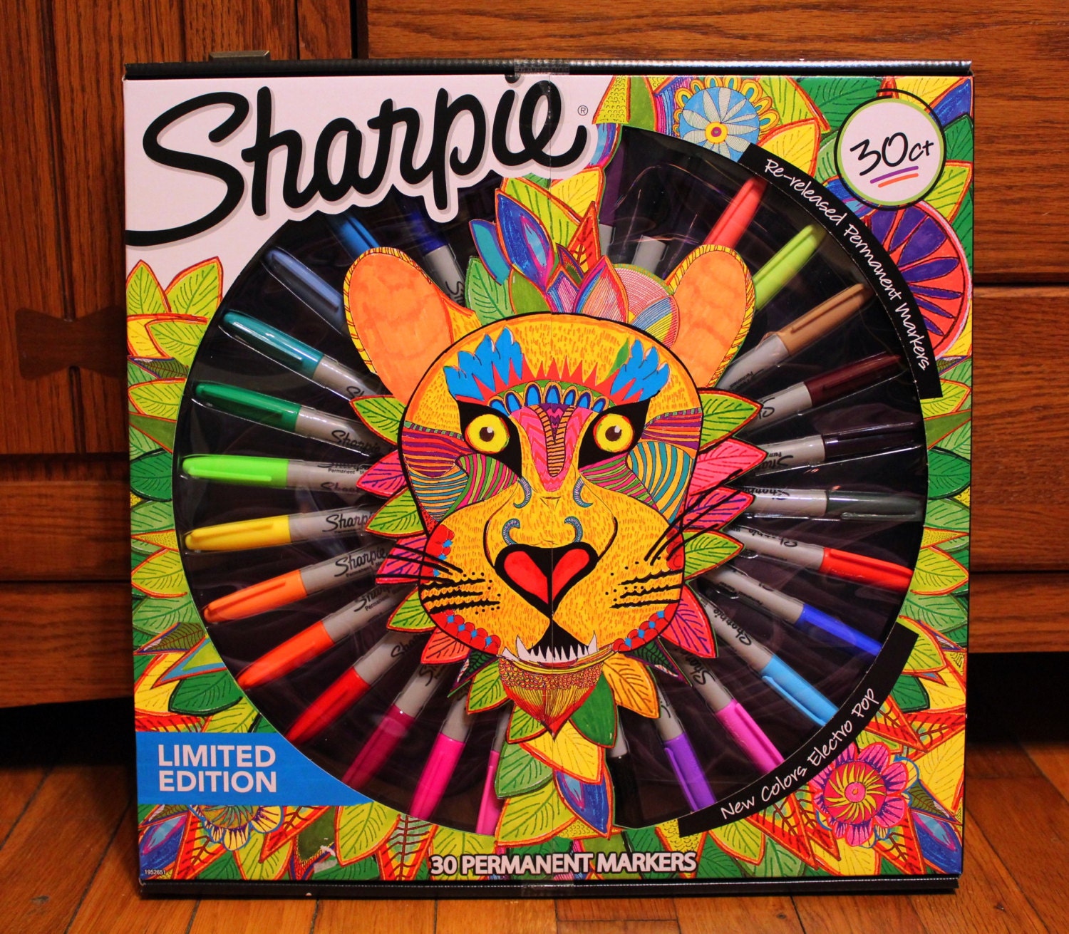 NEW 30 Count Sharpie Markers LIMITED EDITION Box Set Wild Lion