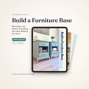 Op de afbeelding: Een digitale gids getiteld Build a Furniture Base, bestaande uit 54 pagina's in PDF-formaat. De omslag toont twee saliegroene nachtkastjes met houten onderstellen en lades, met de tekst Real steps, real photos. Everything you need.