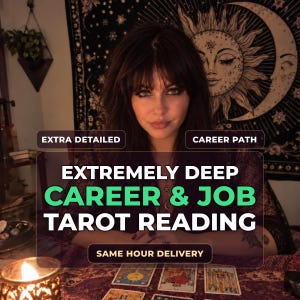 Puede incluir: Una persona de cabello oscuro sentada ante una mesa con cartas de tarot y una vela encendida. El texto superpuesto dice: EXTRA DETAILED, CAREER PATH, EXTREMELY DEEP CAREER & JOB TAROT READING y SAME HOUR DELIVERY. Un tapiz de sol y luna cuelga detrás.