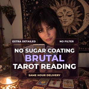 Puede incluir: Una persona sosteniendo cartas de tarot con el texto superpuesto EXTRA DETAILED, NO FILTER, NO SUGAR COATING BRUTAL TAROT READING y SAME HOUR DELIVERY. La escena incluye una vela encendida y un tapiz de sol y luna al fondo.