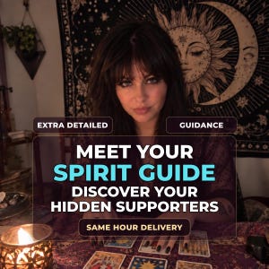 Könnte beinhalten: Eine digitale Grafik mit dem Text EXTRA DETAILED GUIDANCE, MEET YOUR SPIRIT GUIDE, DISCOVER YOUR HIDDEN SUPPORTERS und SAME HOUR DELIVERY. Der Hintergrund zeigt eine Person mit dunklem Haar hinter einem Tisch mit Tarotkarten.