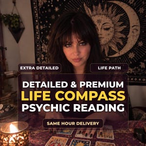 Può includere: Una persona dai capelli scuri siede dietro un tavolo con carte dei tarocchi e una candela accesa. Le scritte sovrapposte recitano: EXTRA DETAILED, LIFE PATH, DETAILED & PREMIUM LIFE COMPASS PSYCHIC READING e SAME HOUR DELIVERY. Arazzo sole e luna.