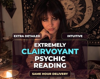 Pode incluir: Uma pessoa de cabelos escuros sentada atrás de uma mesa com cartas de tarô e uma vela acesa. O texto sobreposto diz: EXTRA DETAILED, INTUITIVE, EXTREMELY CLAIRVOYANT PSYCHIC READING, SAME HOUR DELIVERY. Uma tapeçaria de sol e lua ao fundo.
