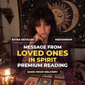 Może przedstawiać: Osoba z ciemnymi włosami siedzi przy stole z kartami tarota i zapaloną świecą. Nałożony tekst brzmi: EXTRA DETAILED, MEDIUMSHIP, MESSAGE FROM LOVED ONES IN SPIRIT PREMIUM READING oraz SAME HOUR DELIVERY. W tle wisi gobelin z motywem słońca i księżyca.