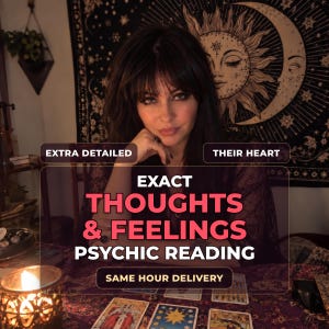 Könnte beinhalten: Eine Werbeanzeige für einen Wahrsagedienst mit einer Person mit dunklem Haar hinter einem Tisch mit Tarotkarten und einer brennenden Kerze. Die Texteinblendungen lauten: EXTRA DETAILED, THEIR HEART, EXACT THOUGHTS & FEELINGS PSYCHIC READING, SAME HOUR DELIVERY.