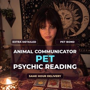 Puede incluir: Un gráfico digital con el texto EXTRA DETAILED, PET BOND, ANIMAL COMMUNICATOR, PET PSYCHIC READING y SAME HOUR DELIVERY. El fondo muestra a una persona de cabello oscuro sentada detrás de una mesa con cartas del tarot y una vela.