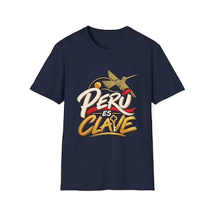 Könnte beinhalten: Ein marineblaues Kurzarm-T-Shirt mit einem Grafikdesign, das den Schriftzug PERU ES CLAVE in weißer und goldener Schrift zeigt. Das Design enthält einen stilisierten gelben Kolibri, ein rotes Bandelement und ein goldenes Schlüsselsymbol.