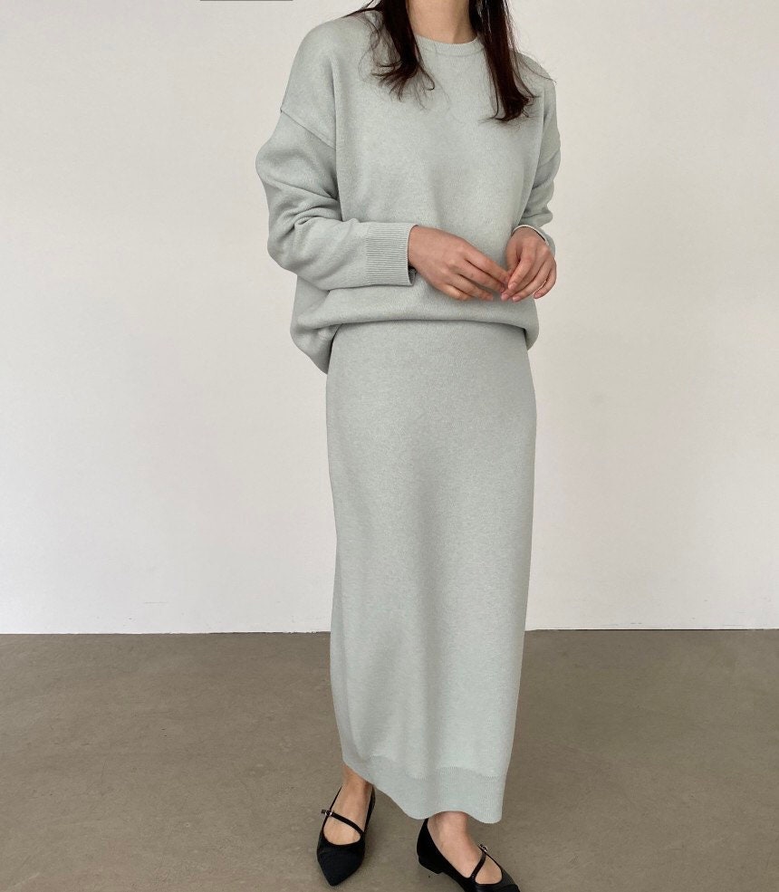 MINIMALIST SWEATER AND SOFT SKIRT MATCHING SET