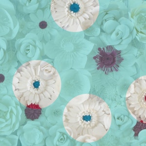 Pode incluir: Um arranjo floral com flores de papel brancas com centros azuis e bord&ocirc;, em um fundo de flores verde-azuis claras. O design inclui v&aacute;rios tipos de flores, criando um efeito texturizado e em camadas.