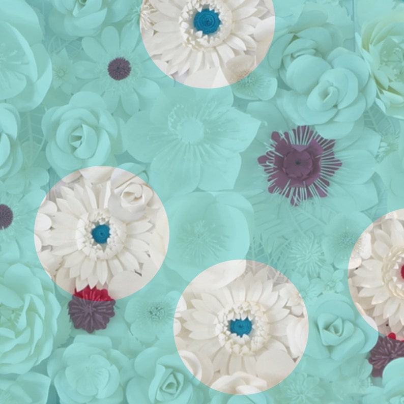 Pode incluir: Um arranjo floral com flores de papel brancas com centros azuis e bord&ocirc;, em um fundo de flores verde-azuis claras. O design inclui v&aacute;rios tipos de flores, criando um efeito texturizado e em camadas.