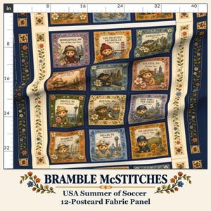 Puede incluir: Un panel de tela con doce ilustraciones estilo postal de osos de peluche en varias ciudades de EE. UU., incluyendo Minneapolis, San Francisco y Nueva York. El diseño incluye bordes florales, una regla a la izquierda y el texto BRAMBLE MCSTITCHES.