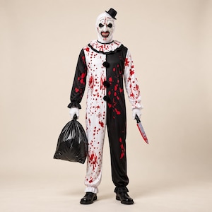 Könnte beinhalten: Ein Clownskostüm bestehend aus einem schwarz-weißen Overall mit roten Blutspritzern, einem Rüschenkragen und drei schwarzen Bommeln. Das Set enthält eine weiße Clownmaske mit einem kleinen schwarzen Zylinder, weiße Handschuhe, einen schwarzen Müllbeutel und ein Spielzeugmesser.