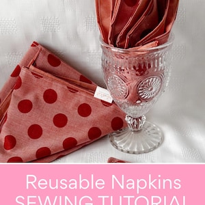 Può includere: Diversi tovaglioli di stoffa piegati con un motivo a pois rossi e rosa, dotati di una piccola etichetta bianca con la scritta Sarah Cee Designs, posizionati accanto a un calice di vetro trasparente e strutturato. L'immagine include il testo Reusable Napkins SEWING TUTORIAL By Sarah Cee Designs.