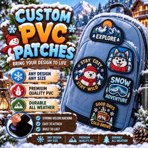 Puede incluir: Una mochila azul claro decorada con cinco parches de PVC distintos con temas invernales que incluyen una montaña, un husky, un oso polar, gafas de nieve y una taza de café. El texto en los parches dice Explore, Stay Cozy Stay Wild, Snow Adventure y Good Days Cold Brews.