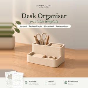 Puede incluir: Un organizador de escritorio de color beige con varios compartimentos que contienen bolígrafos, tijeras y un pequeño rollo de cinta. El texto dice: MORI POTTERY, Desk Organiser, printable template, No wheel, Beginner friendly, 6 pattern pieces.