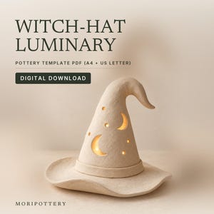 Może przedstawiać: Beżowa ceramiczna lampka w kształcie kapelusza czarownicy z wycięciami w kształcie półksiężyców i gwiazd. Tekst głosi WITCH-HAT LUMINARY POTTERY TEMPLATE PDF (A4 + US LETTER) DIGITAL DOWNLOAD MORIPOTTERY. Kapelusz ma szerokie rondo.