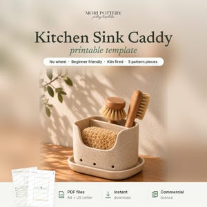 Könnte beinhalten: Ein beiger, gesprenkelter Keramik-Spülbecken-Organizer mit passender Ablage, der eine runde Holz-Spülbürste und eine rechteckige Holz-Scheuerbürste enthält. Text: Mori Pottery, Kitchen Sink Caddy, printable template.