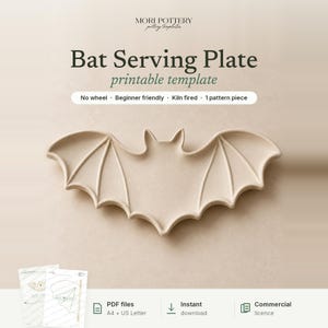 Może przedstawiać: Beżowy ceramiczny talerz do serwowania w kształcie nietoperza z szablonem do druku. Tekst głosi: Mori Pottery, Bat Serving Plate, printable template, No wheel, Beginner friendly, Kiln fired, 1 pattern piece, PDF files, A4 + US Letter, Instant download, Commercial licence.