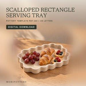 Puede incluir: Una bandeja de servir rectangular de color beige con bordes festoneados que contiene dos cruasanes, un racimo de uvas rojas y dos pequeñas tartas de frutas. El texto dice: SCALLOPED RECTANGLE SERVING TRAY, POTTERY TEMPLATE PDF (A4 + US LETTER), DIGITAL DOWNLOAD, MORIPOTTERY.