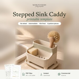 Op de afbeelding: Een beige gespikkelde keramische gootsteenorganizer met bijpassend schaaltje, met daarin een houten afwasborstel en een spons. De tekst luidt: MORI POTTERY, Stepped Sink Caddy, printable template, No wheel, Intermediate, Kiln fired, 6 pattern pieces.