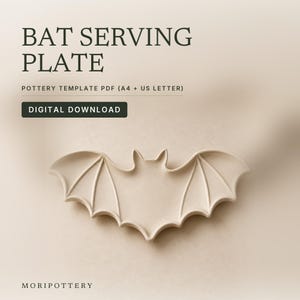 Może przedstawiać: Cyfrowy szablon ceramiczny w formacie PDF do pobrania, przedstawiający beżowy talerz do serwowania w kształcie nietoperza. Tekst zawiera napisy BAT SERVING PLATE, POTTERY TEMPLATE PDF (A4 + US LETTER), DIGITAL DOWNLOAD oraz MORIPOTTERY.