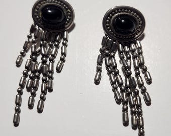 Oorbellen in Zuidwest-Amerikaanse stijl, met een zwarte onyx rand en een sterling zilveren oorsteker.