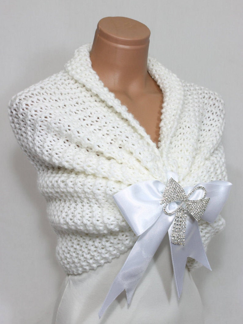 White Wedding Shawl, Bridal Shawl, Bridal Wedding Stole, White Shawl, Hand Knit Shawl, White Capelet, Wedding Capelet, Bridesmaid Shawl imagem 5