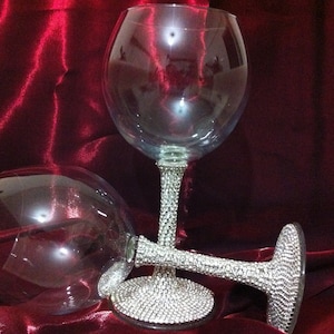 Set of 2 Custom Wedding Glasses Toasting Glasses Wine Glasses Toasting Flutes For Bride and Groom Table Settings Wedding Gift Decorations