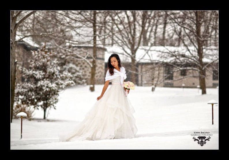 White Wedding Shawl, Bridal Shawl, Bridal Wedding Stole, White Shawl, Hand Knit Shawl, White Capelet, Wedding Capelet, Bridesmaid Shawl imagem 2