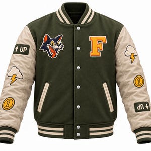 Op de afbeelding: Een olijfgroen varsity-jack met crèmekleurige mouwen, voorzien van een letter F-patch, een cartoon-kattenkop en diverse patches waaronder wolken met bliksemschichten, munten met het cijfer 1 en tekst met UP en een pijl naar beneden met UP.