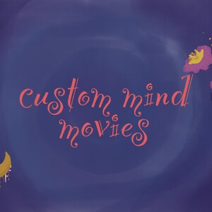 Op de afbeelding: Een donkerpaarse achtergrond met de tekst custom mind movies in een gestileerd koraalkleurig lettertype. Links staat een gouden maansikkel met hangende paarse en oranje kwastjes. Rechts staan twee paarse bloemen met gele harten op dunne stelen.