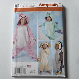 Könnte beinhalten: Simplicity Schnittmuster 1032 für tierische Kapuzen-Jumpsuits für Kinder. Die Hülle zeigt vier Varianten: eine rosa Katze, ein mintgrünes Einhorn, einen beigen Hund sowie einen schwarz-weißen Pinguin. Jeder Jumpsuit hat einen Frontreißverschluss.