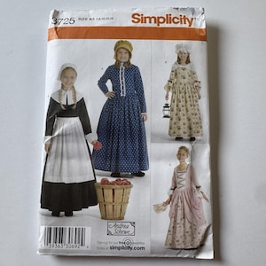 Op de afbeelding: Een Simplicity naaipatroon envelop 3725 voor kinderkostuums in de maten 7, 8, 10, 12 en 14. De voorzijde toont vier illustraties van lange jurken met mutsjes, waaronder een zwart-witte outfit, een blauwe bloemenjurk, een crèmekleurige en een roze jurk.